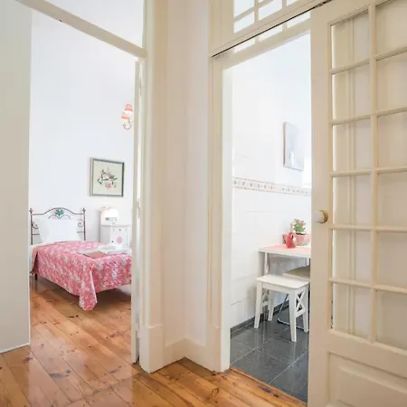 3 Bedroom In Sacadura Cabral 리스본