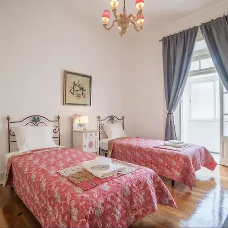 3 Bedroom In Sacadura Cabral דירה *
