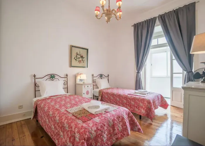 3 Bedroom In Sacadura Cabral דירה *